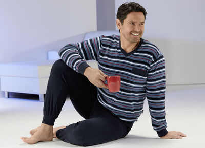 Pyjama aus Frottierstretch mit Bündchenabschlüssen, V-Ausschnitt und garngefärbtem Ringeldessin 