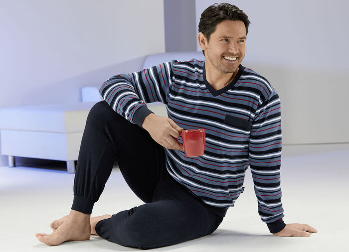Pyjama aus Frottierstretch mit Bündchenabschlüssen, V-Ausschnitt und garngefärbtem Ringeldessin 