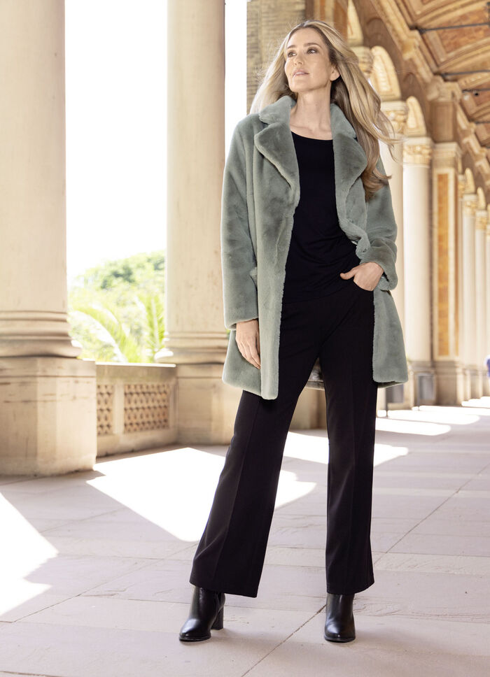 Kurzmantel mit aufgesetzten Taschen