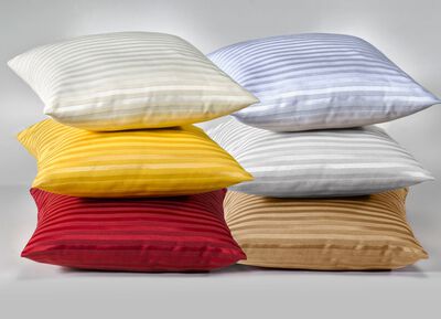 Feine Tisch- und Raumdekoration mit gl&auml;nzendem Streifendessin 