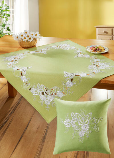 Tisch- und Raumdekoration mit gestickten Schmetterlingen und Blumen 