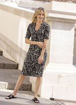Kleid in Figur umspielender Form 