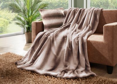 Wohndecke und Kissenbezug aus Kaninchenfell-Imitat 