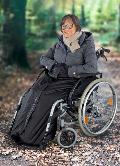 Rollstuhl-W&auml;rmesack h&auml;lt trocken und warm bei Schmuddelwetter 